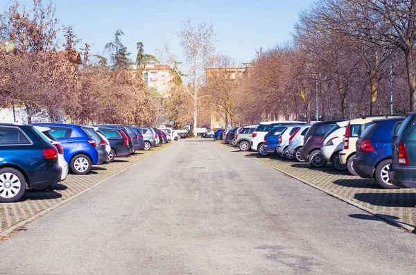 Açık Otopark Otopark sonbahar ağaçları ile büyük asfalt park yerinde ile.