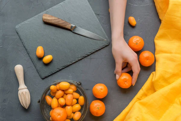 bıçak ve gri arka plan üzerinde meyve sıkacağı narenciye natürmort