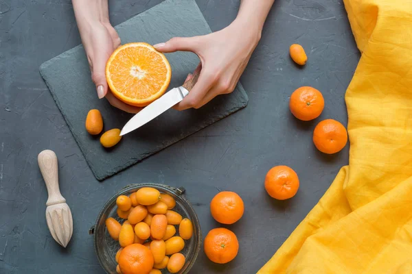 turuncu kesim kadının elleri arka plan gri