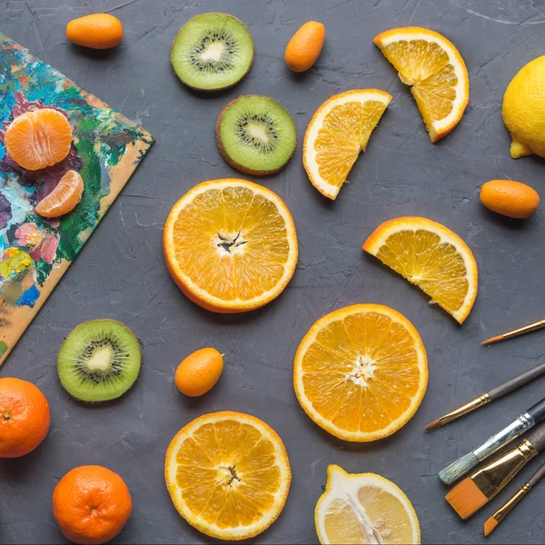 Narenciye gri arka plan üzerinde