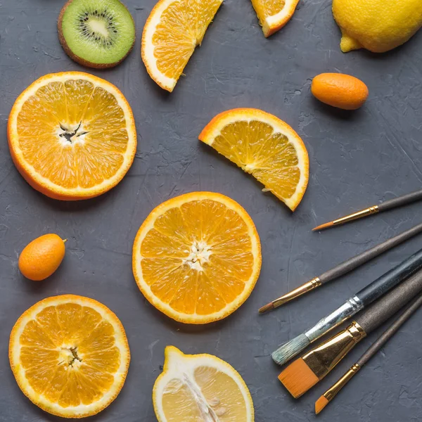 Narenciye gri arka plan üzerinde