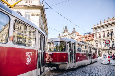Prague, Çek Cumhuriyeti, 3 Ekim 2018: görünüm tramvay ve insanlar ile tarihsel sokakların