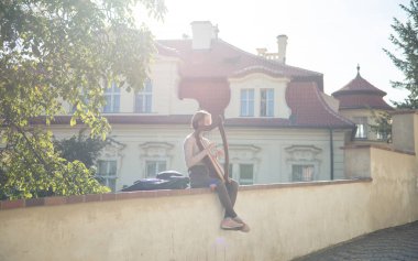 Prague, Çek Cumhuriyeti, 4 Ekim 2018: ARP yakınındaki Prazsky Hrad oynayan genç kadın