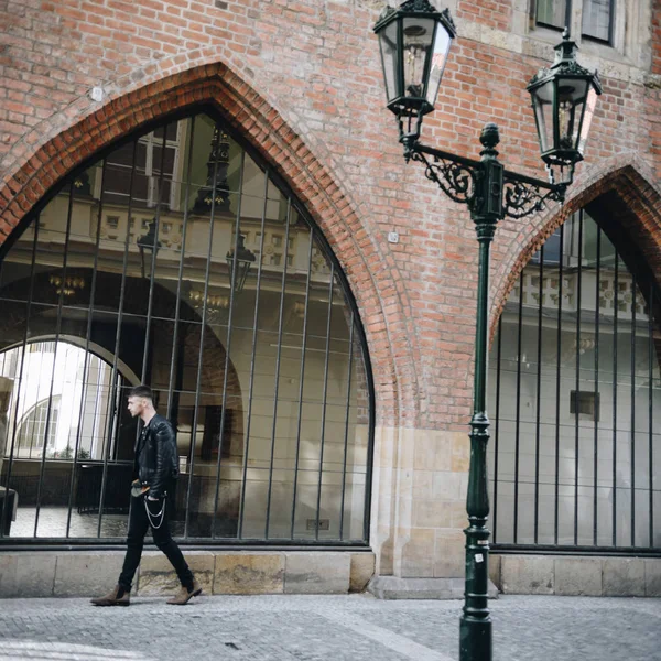 adam yürümek-den geçerek Prag'da Gotik windows ile eski sokak
