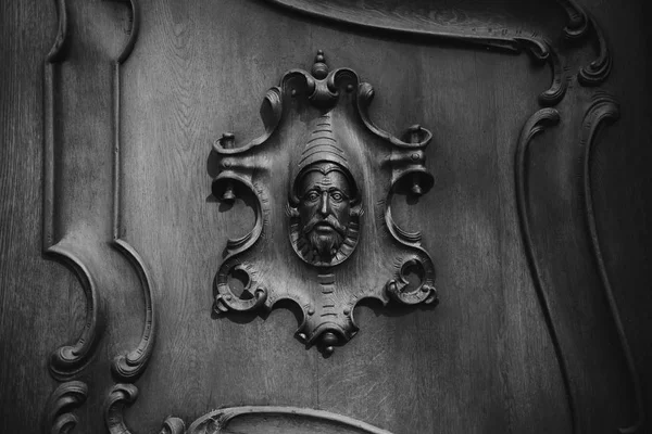 Prag, yakın çekim kapı element - art nouveau tarzı ahşap oyma