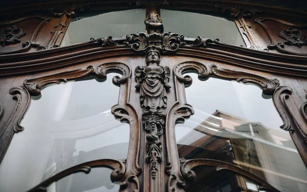 Prag, yakın çekim kapı element - art nouveau tarzı ahşap oyma