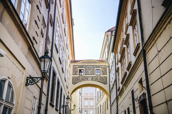 Prague, Çek Cumhuriyeti, kemer ile dar eski sokak görünümü 