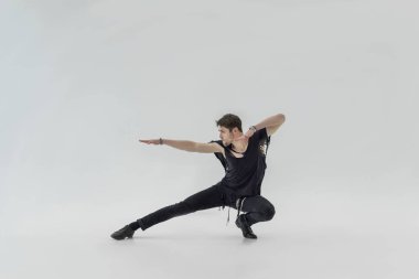 yakışıklı adam beyaz arka plan üzerinde dans