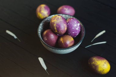 plaka, siyah ahşap arka plan boyalı Paskalya yumurtaları