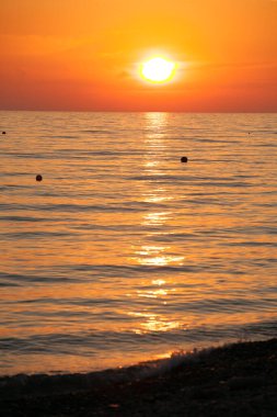 Denizin üzerinde gün batımı