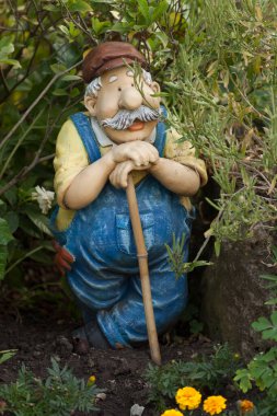 Kürekli bir adamın bahçe heykeli.