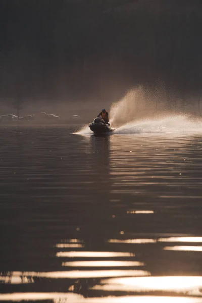Одинокая Яхта Мотоцикл Jet Сокращает Волну Закате — стоковое фото
