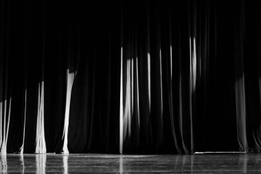 Siyah ve beyaz perde ve tiyatro gösterileri arasında spot.