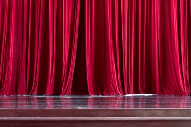 Kırmızı perdeleri ve tiyatro gösterileri arasında spot.