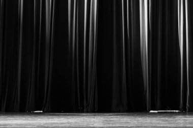 Siyah ve beyaz perde ve tiyatro gösterileri arasında spot.