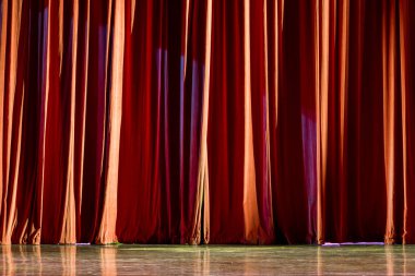 Kırmızı perdeleri ve tiyatro gösterileri arasında spot.