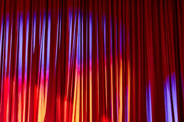 Rote Vorhänge Und Das Rampenlicht Theater Zwischen Den Vorstellungen — Stockfoto