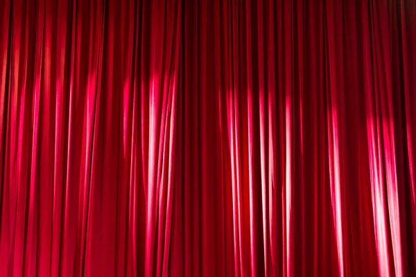 Rote Vorhänge Und Das Rampenlicht Theater Zwischen Den Vorstellungen — Stockfoto