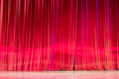 Sinemada kırmızı perde ve hareket.