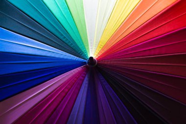 Arka plan renkli şemsiye.