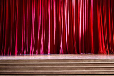 perdeler ve ahşap sahne.