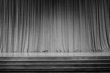 perdeler ve ahşap sahne.