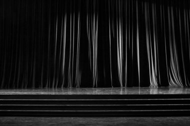 perdeler ve ahşap sahne.