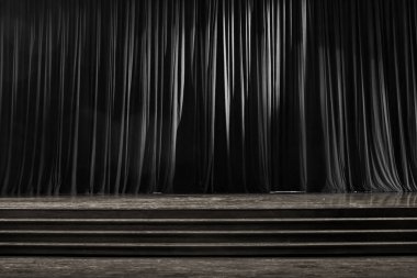 Siyah beyaz perdeler ve ahşap sahne.