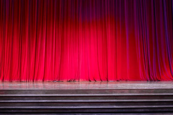 perdeler ve ahşap sahne.