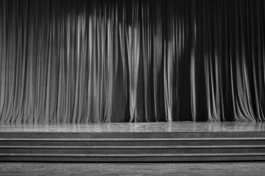Siyah beyaz perdeler ve ahşap sahne.
