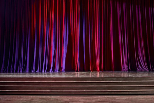 Cortinas rojas y escenario de madera . — Foto de Stock