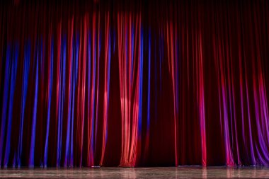 Kırmızı perdeleri ve sahne.