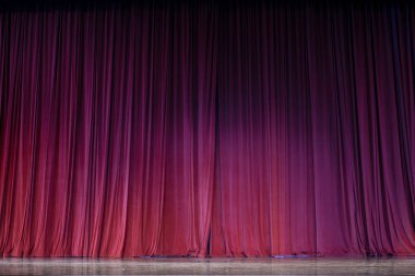 Kırmızı perdeleri ve sahne.