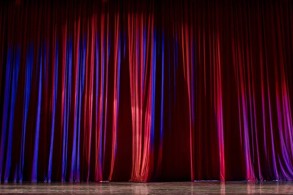 赤いカーテンとステージ. — ストック写真
