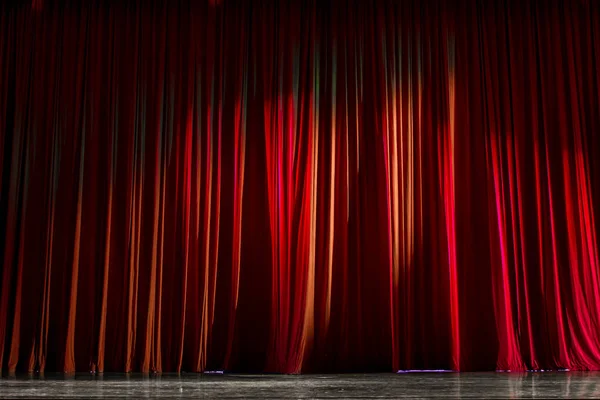 Rote Vorhänge und Bühne. — Stockfoto