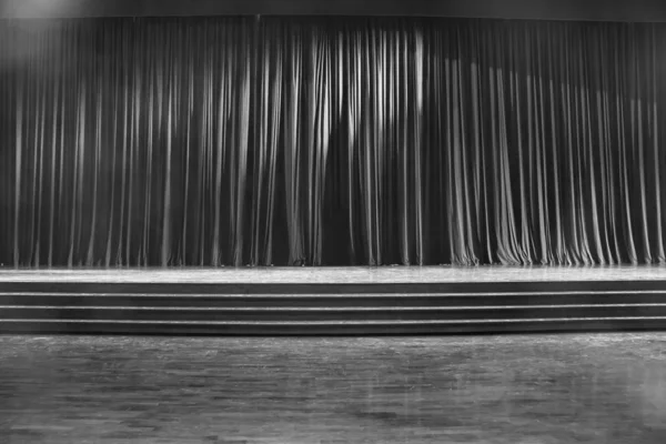Cortinas preto e branco e palco de madeira . — Fotografia de Stock