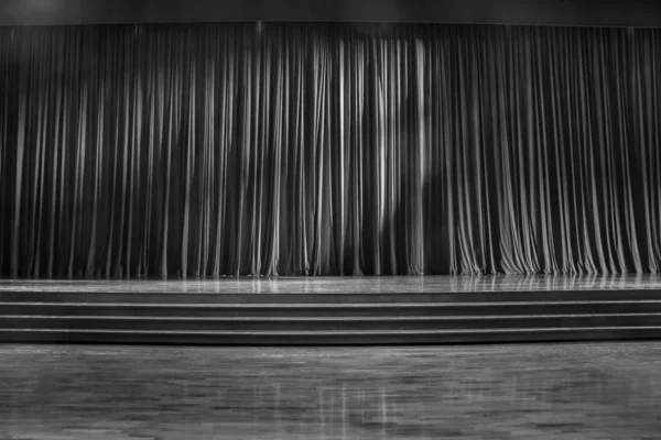 黒と白のカーテンと木製のステージ. — ストック写真