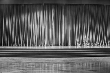 Siyah beyaz perdeler ve ahşap sahne.