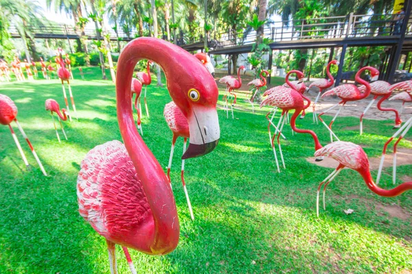 Estatua de flamenco en Nong Nooch Garden Pattaya . — Foto de Stock