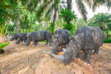 Nong Nooch Garden Pattaya'da gergedan heykeli.