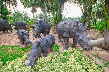 Nong Nooch Garden Pattaya'da gergedan heykeli.