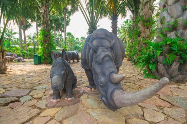 Nong Nooch Garden Pattaya'da gergedan heykeli.