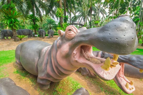 Estátua hipopótamo em Nong Nooch Garden Pattaya . — Fotografia de Stock