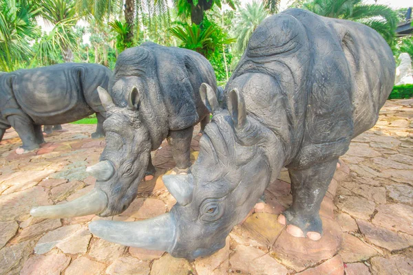 Rinoceronte de estátua no Nong Nooch Garden Pattaya . — Fotografia de Stock