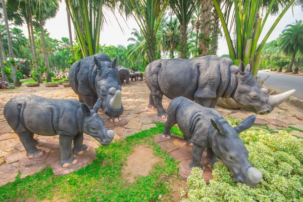 Rinoceronte de estátua no Nong Nooch Garden Pattaya . — Fotografia de Stock