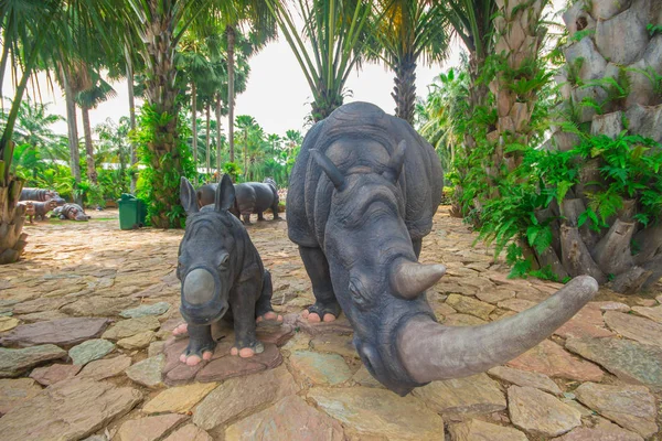 Nong Nooch Garden Pattaya'da gergedan heykeli.