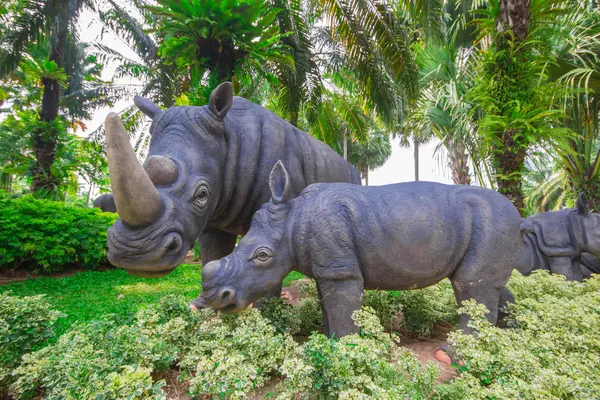 Rinoceronte de estátua no Nong Nooch Garden Pattaya . — Fotografia de Stock