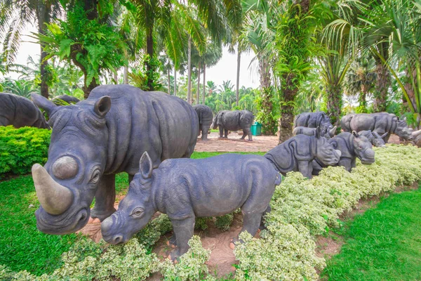 Rinoceronte de estátua no Nong Nooch Garden Pattaya . — Fotografia de Stock