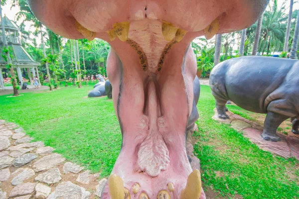 Statue hippopotamus at Nong Nooch Garden Pattaya. — Stock Photo, Image