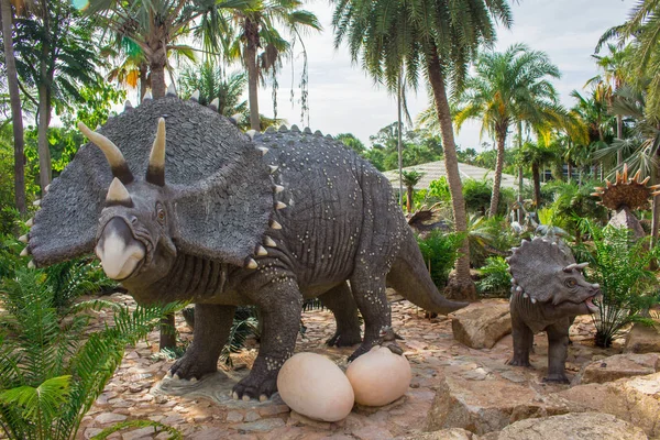 Vale do dinossauro em Nong Nooch Garden Pattaya . — Fotografia de Stock